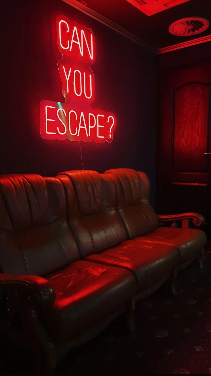 Salle d'escape game néons rouges