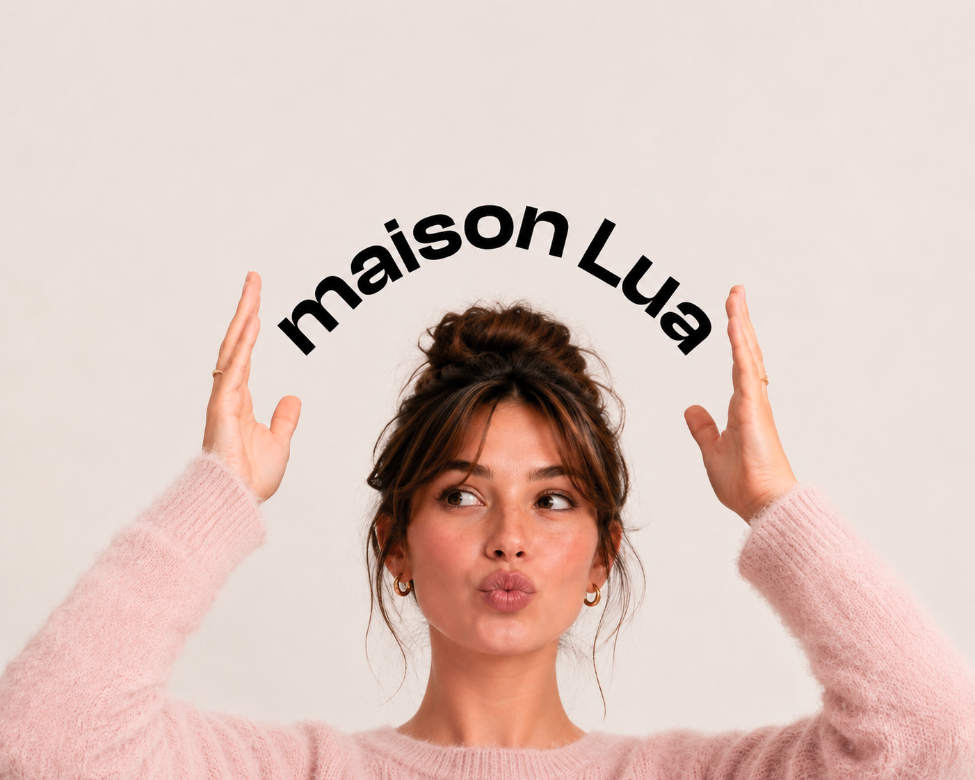 Photo d'une femme qui montre maison lua en typographie