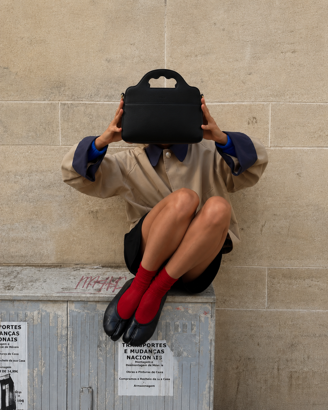 Femme portant le sac lua devant le visage